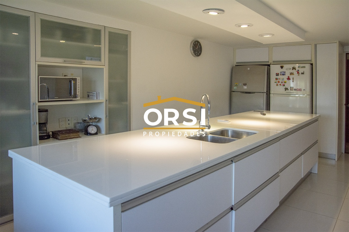 Casa ID.94 - Casa a la venta en playa mansa Punta Del Este, gran tamaño ubicada en zona privilegiada.