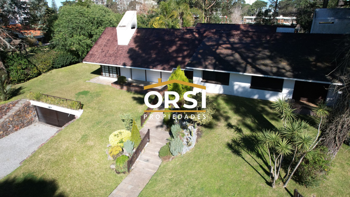 Casa ID.98 - Muy buena propiedad en venta, 5 dormitorios en barrio Cantegril, Punta del Este 