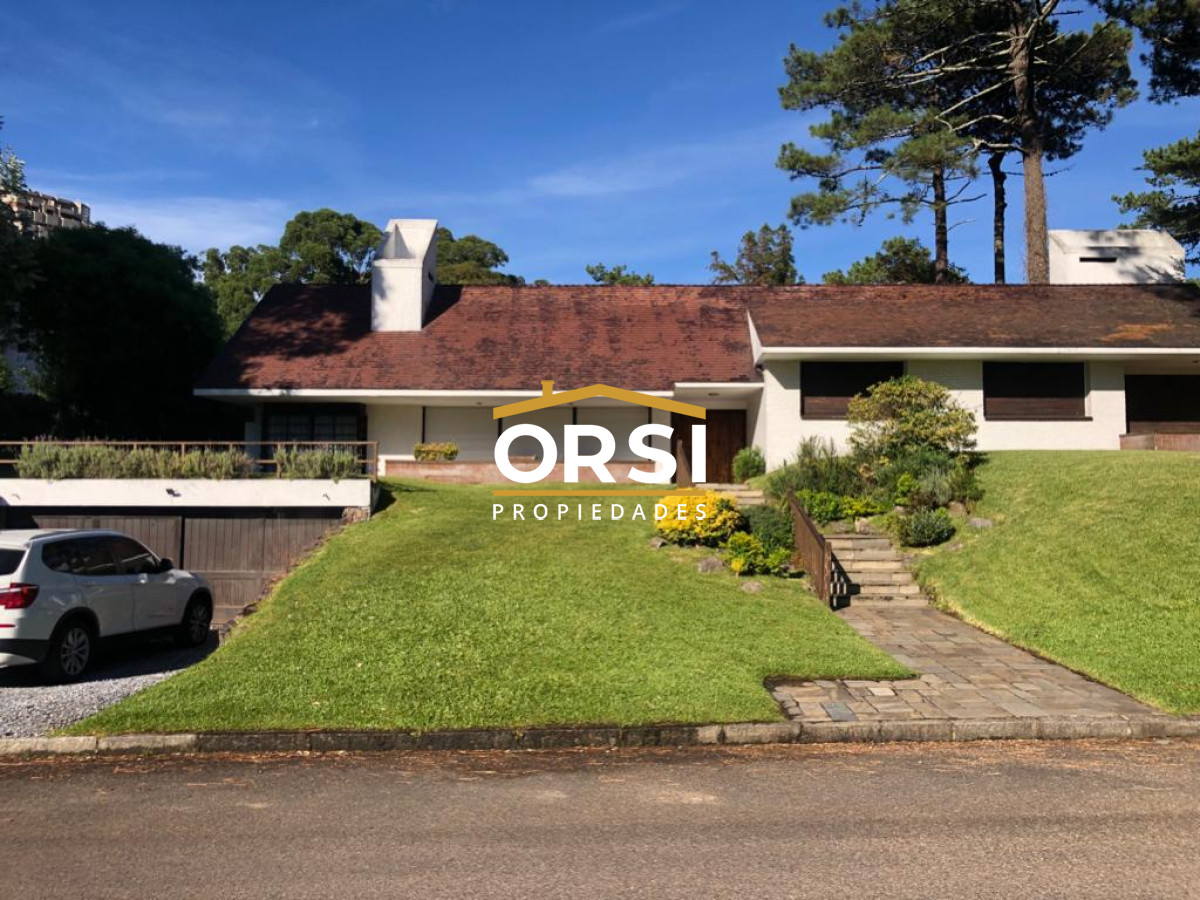 Casa ID.98 - Muy buena propiedad en venta, 5 dormitorios en barrio Cantegril, Punta del Este 
