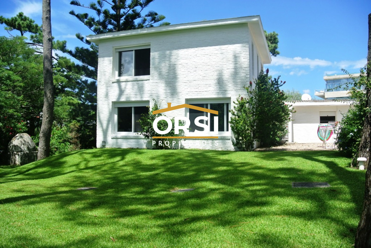 Casa ID.97 - Vende casa en excelente zona, de 5 dormitorios en Brava Punta del Este 