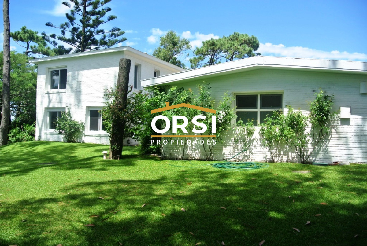 Casa ID.97 - Vende casa en excelente zona, de 5 dormitorios en Brava Punta del Este 