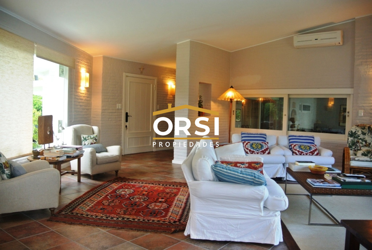 Casa ID.97 - Vende casa en excelente zona, de 5 dormitorios en Brava Punta del Este 