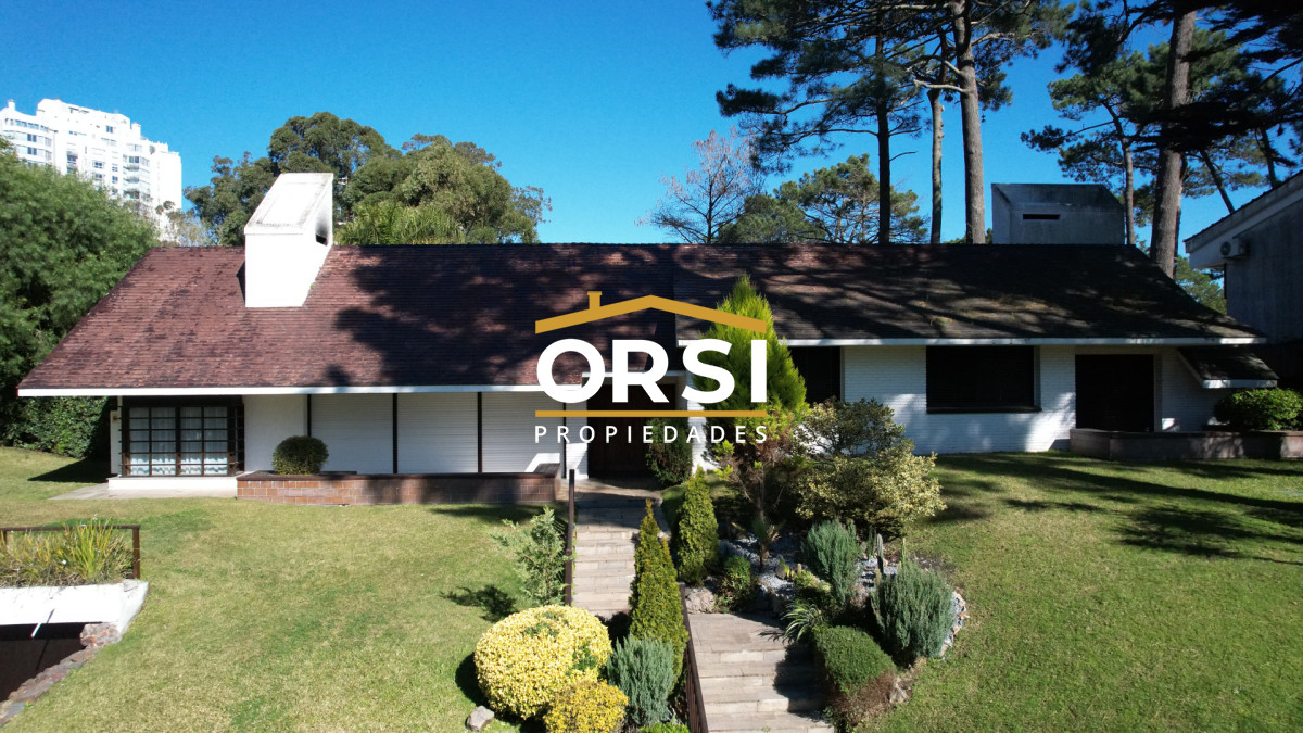 Casa ID.98 - Muy buena propiedad en venta, 5 dormitorios en barrio Cantegril, Punta del Este 
