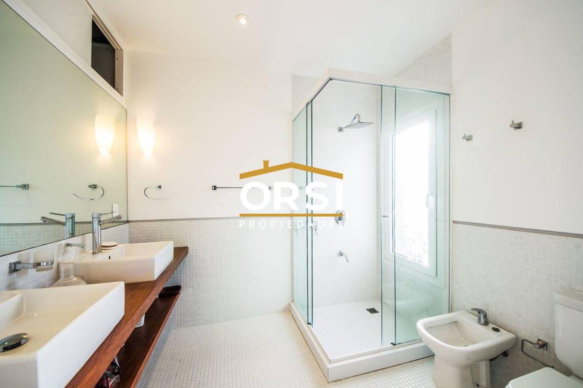 Casa ID.97 - Vende casa en excelente zona, de 5 dormitorios en Brava Punta del Este 