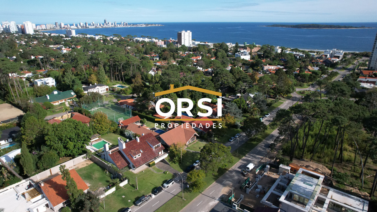 Casa ID.94 - Casa a la venta en playa mansa Punta Del Este, gran tamaño ubicada en zona privilegiada.