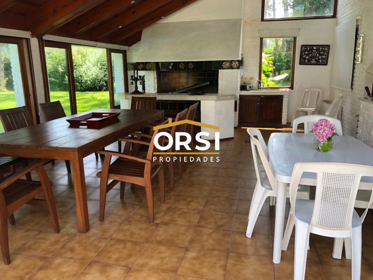 Casa ID.98 - Muy buena propiedad en venta, 5 dormitorios en barrio Cantegril, Punta del Este 
