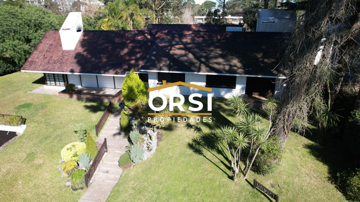 Casa ID.98 - Muy buena propiedad en venta, 5 dormitorios en barrio Cantegril, Punta del Este 