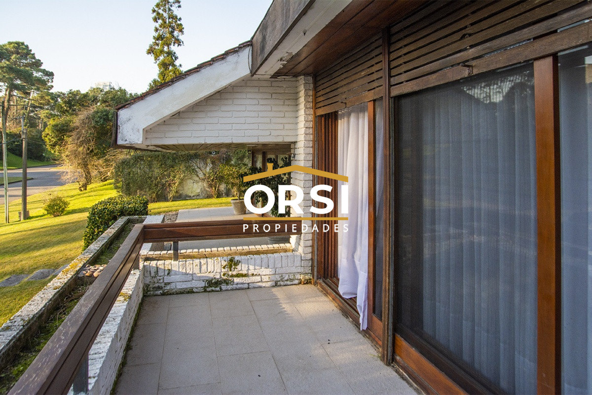 Casa ID.94 - Casa a la venta en playa mansa Punta Del Este, gran tamaño ubicada en zona privilegiada.