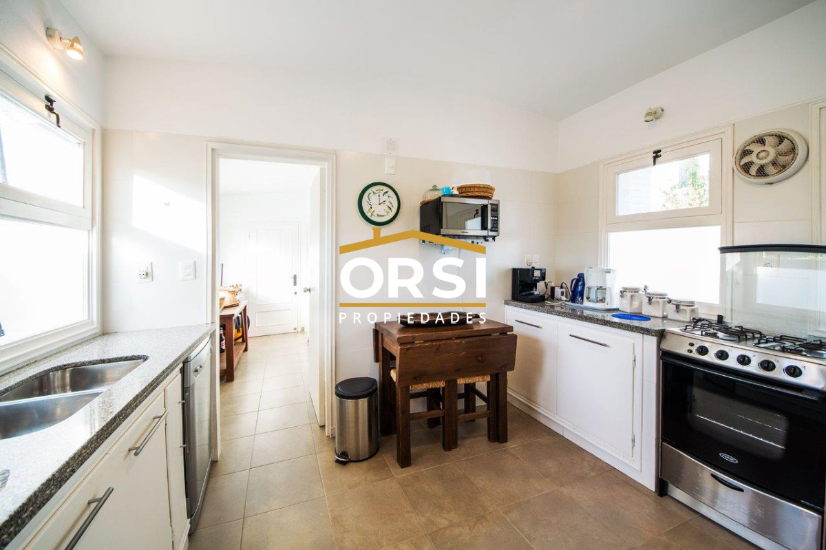 Casa ID.97 - Vende casa en excelente zona, de 5 dormitorios en Brava Punta del Este 