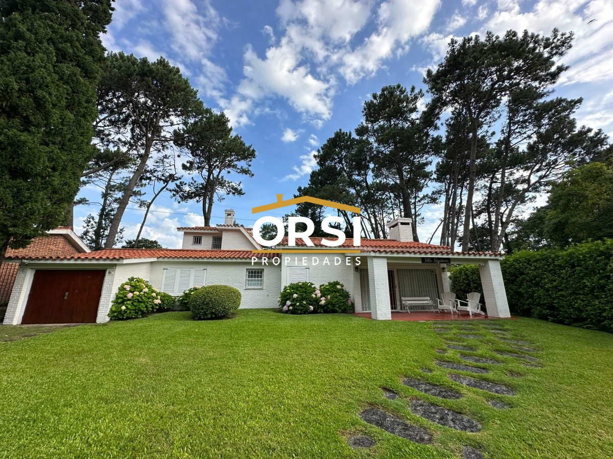 Casa ID.96 - Gran casa estilo tradicional de 4 dormitorios en venta en Playa Mansa