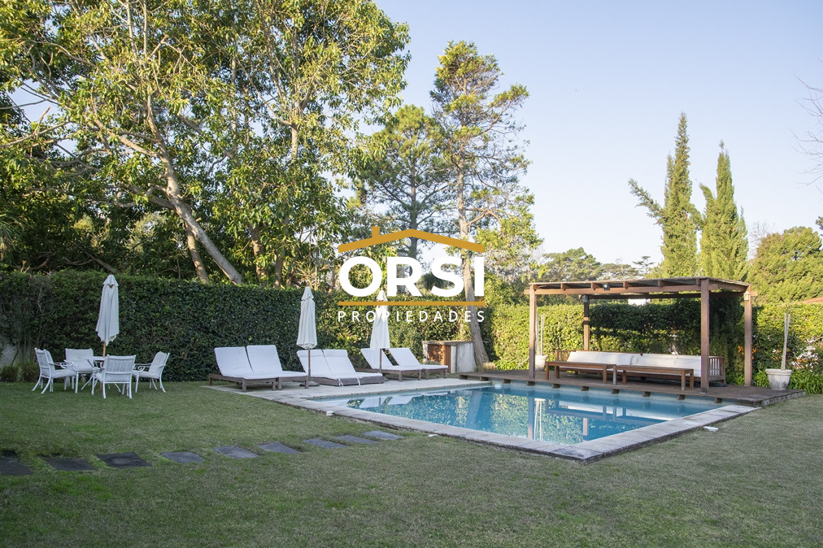 Casa ID.94 - Casa a la venta en playa mansa Punta Del Este, gran tamaño ubicada en zona privilegiada.