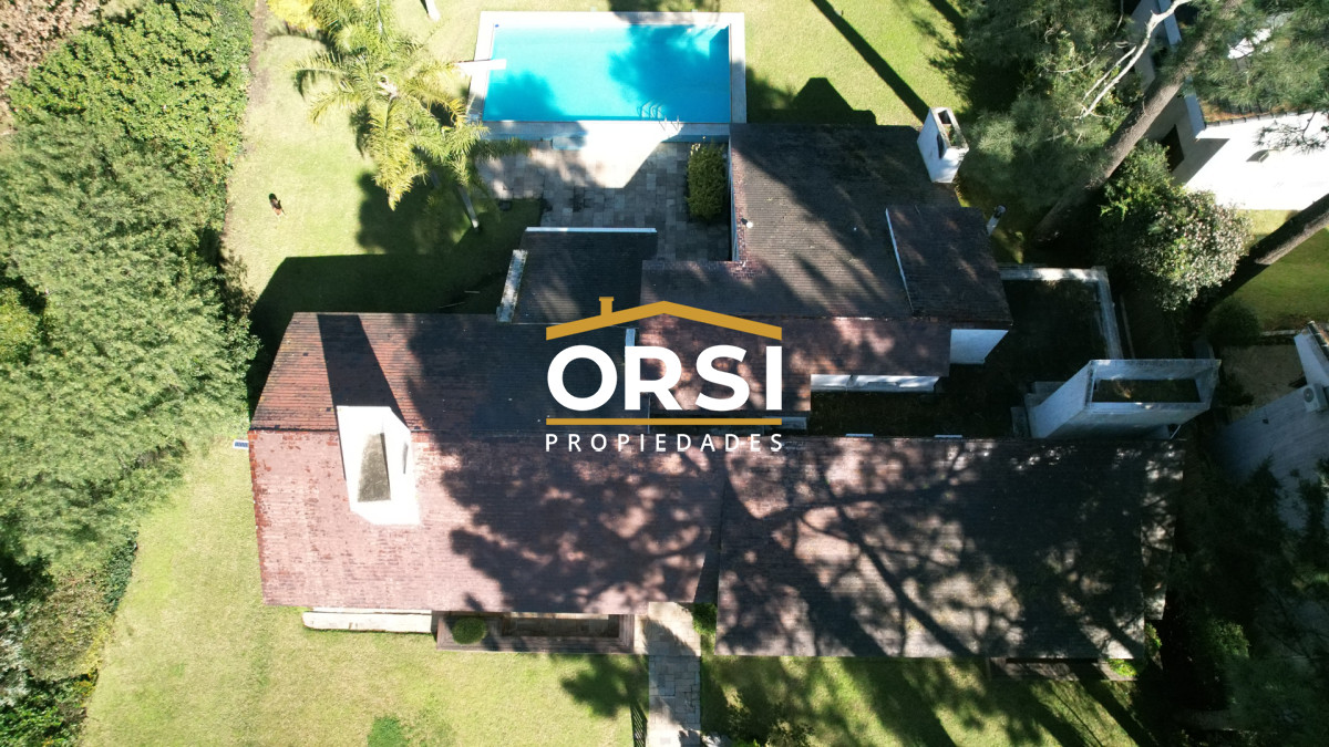 Casa ID.98 - Muy buena propiedad en venta, 5 dormitorios en barrio Cantegril, Punta del Este 