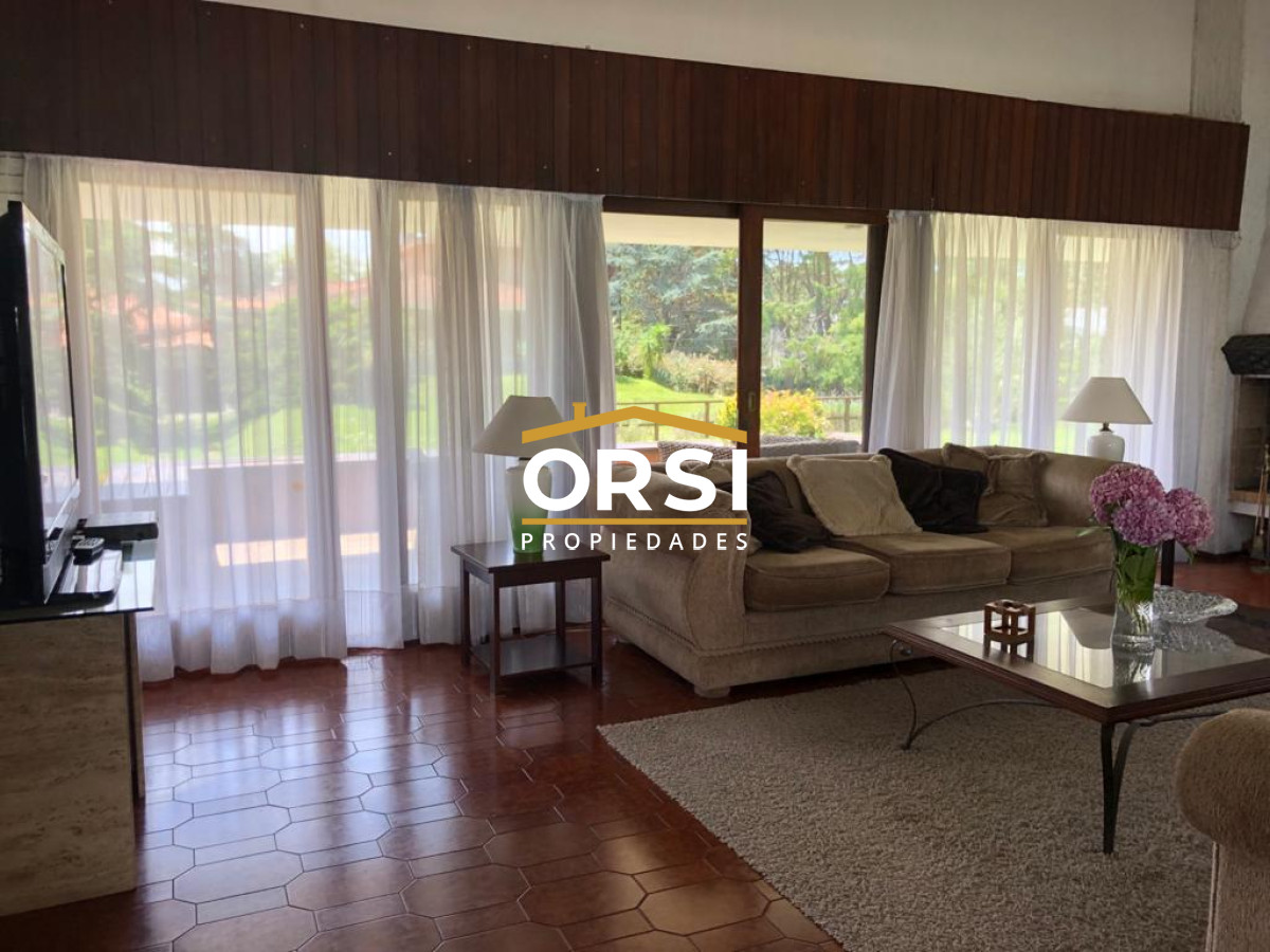 Casa ID.98 - Muy buena propiedad en venta, 5 dormitorios en barrio Cantegril, Punta del Este 