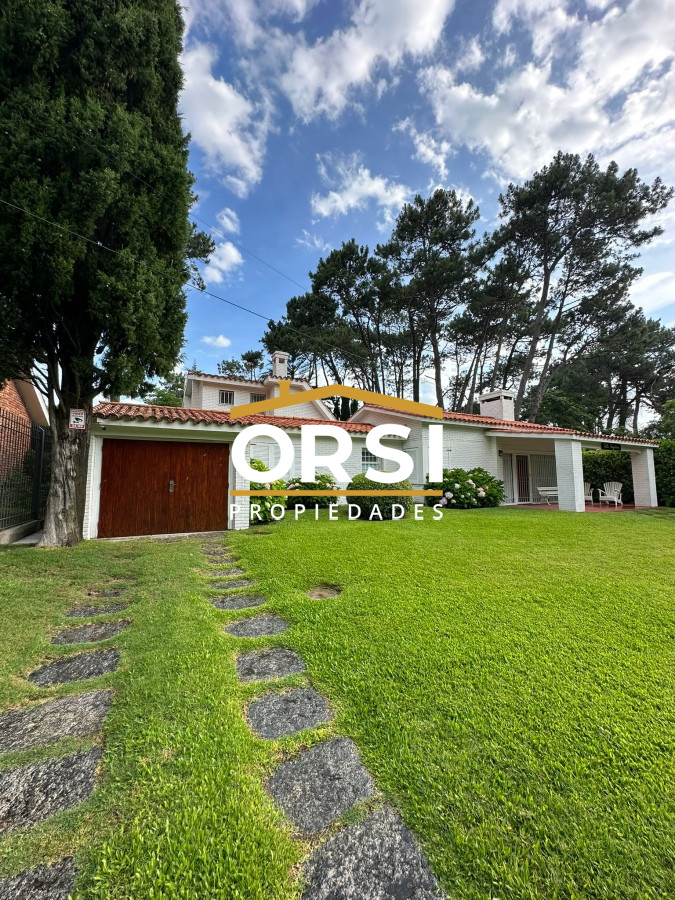 Casa ID.96 - Gran casa estilo tradicional de 4 dormitorios en venta en Playa Mansa