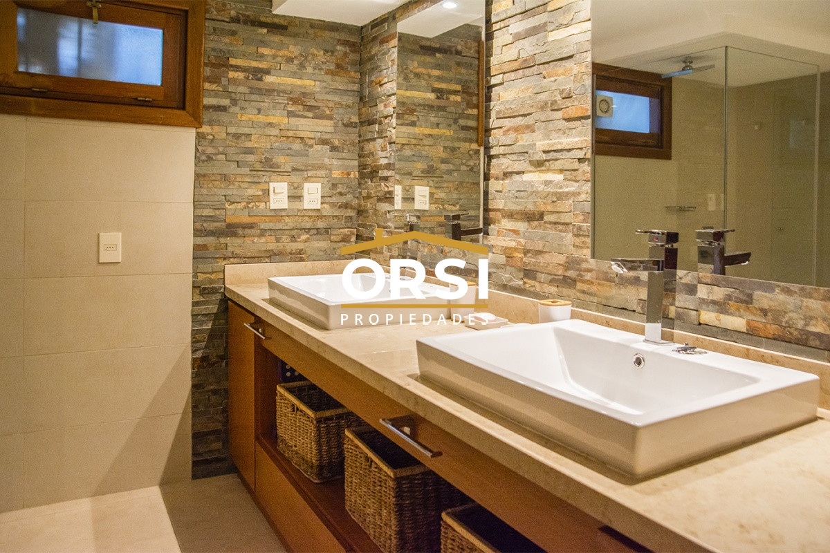 Casa ID.94 - Casa a la venta en playa mansa Punta Del Este, gran tamaño ubicada en zona privilegiada.