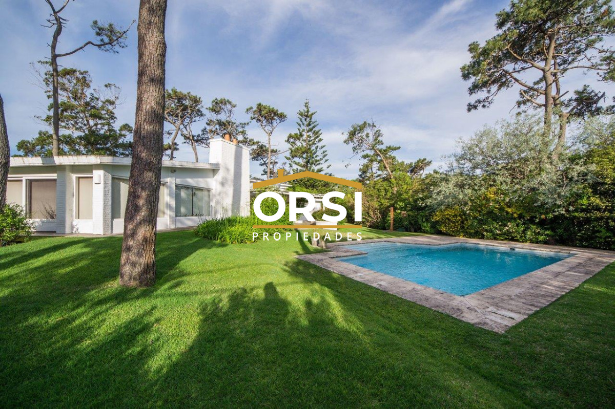 Casa ID.97 - Vende casa en excelente zona, de 5 dormitorios en Brava Punta del Este 