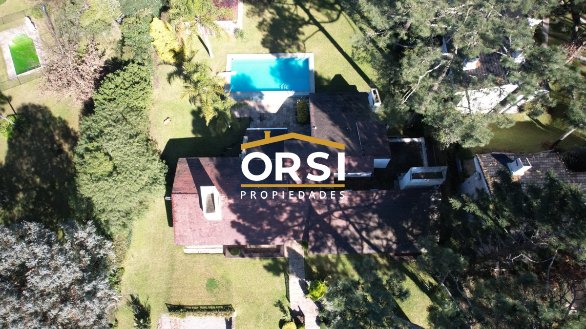 Casa ID.98 - Muy buena propiedad en venta, 5 dormitorios en barrio Cantegril, Punta del Este 