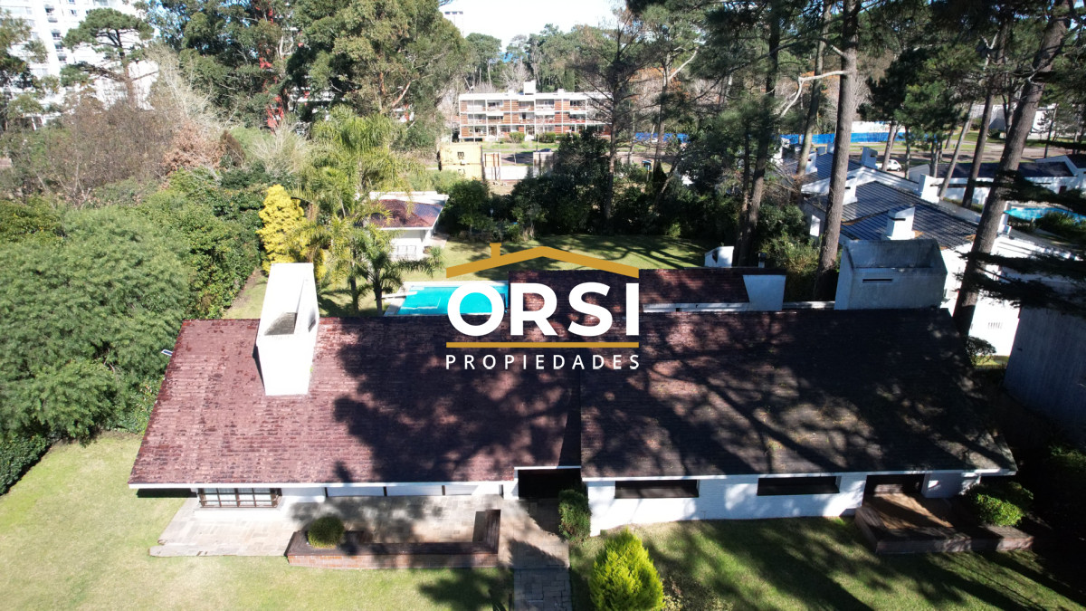 Casa ID.98 - Muy buena propiedad en venta, 5 dormitorios en barrio Cantegril, Punta del Este 