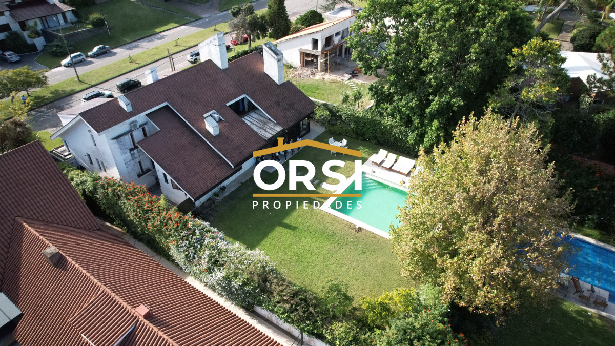 Casa ID.94 - Casa a la venta en playa mansa Punta Del Este, gran tamaño ubicada en zona privilegiada.