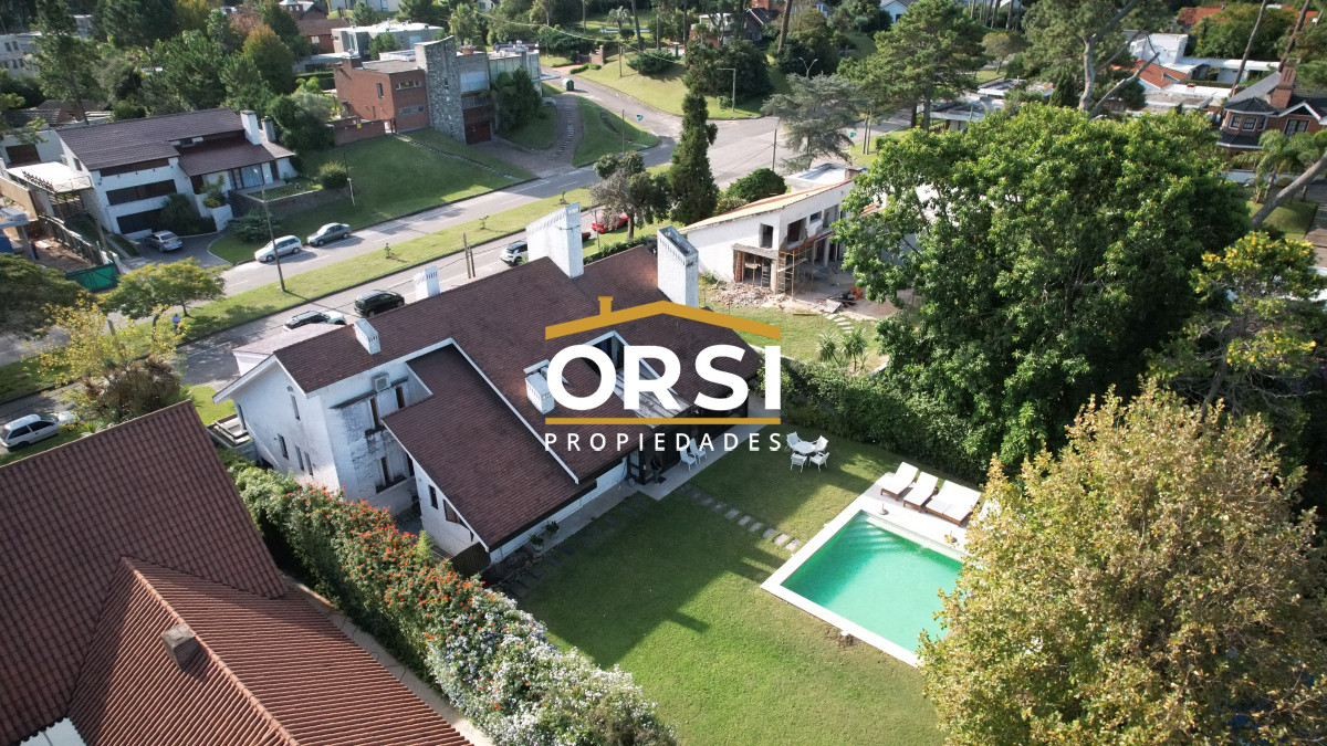 Casa ID.94 - Casa a la venta en playa mansa Punta Del Este, gran tamaño ubicada en zona privilegiada.
