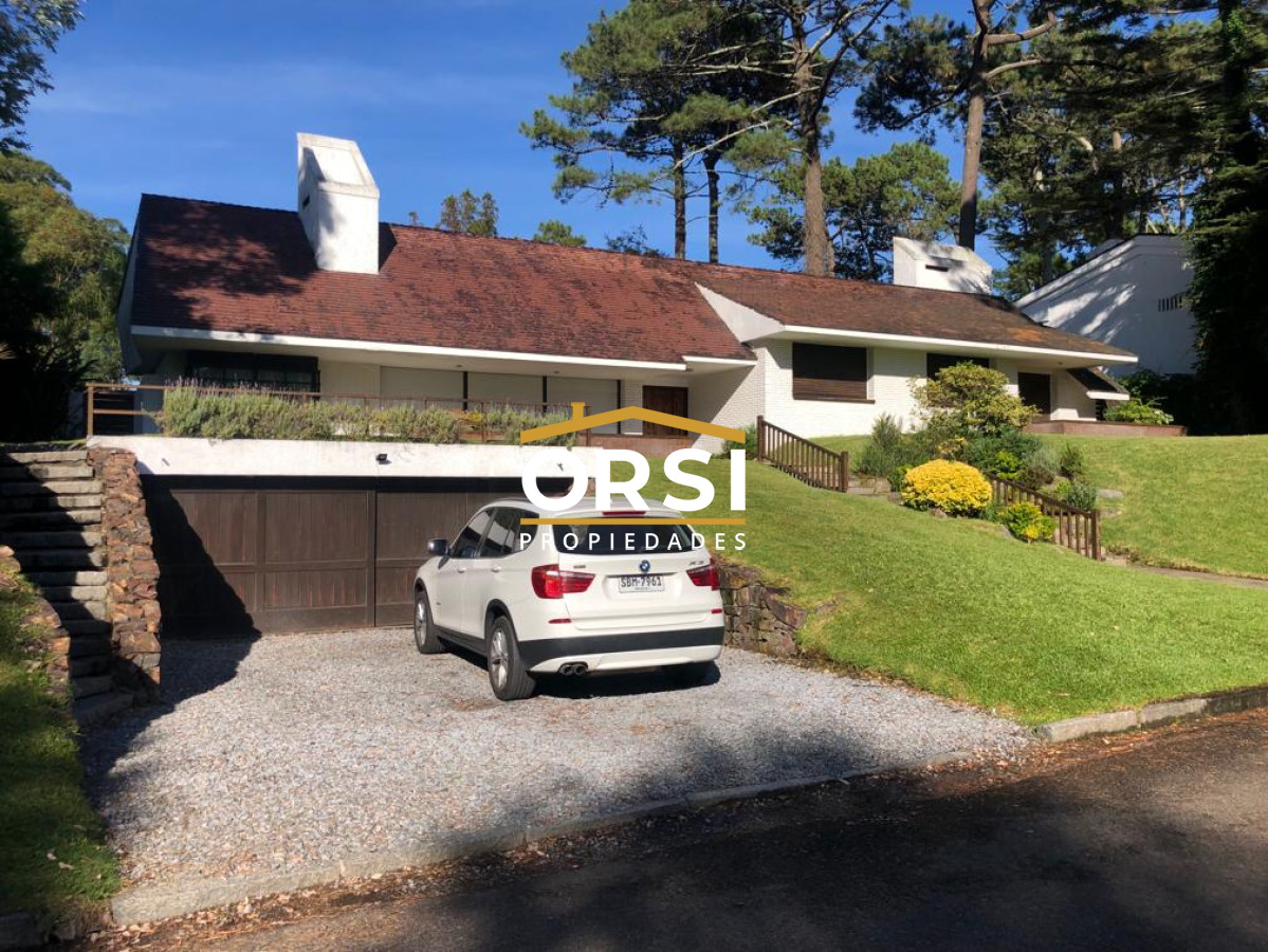 Casa ID.98 - Muy buena propiedad en venta, 5 dormitorios en barrio Cantegril, Punta del Este 