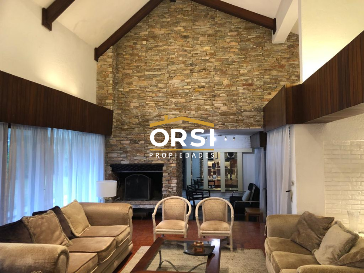 Casa ID.98 - Muy buena propiedad en venta, 5 dormitorios en barrio Cantegril, Punta del Este 