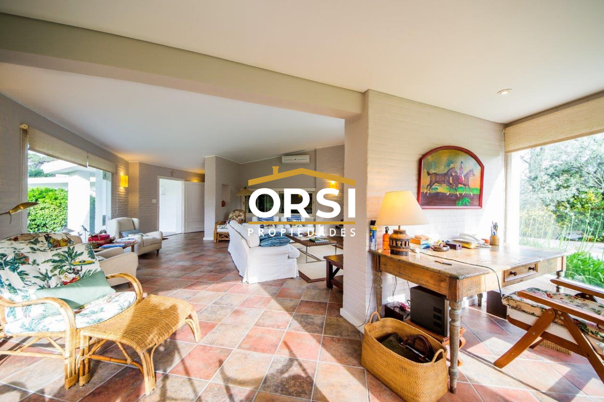 Casa ID.97 - Vende casa en excelente zona, de 5 dormitorios en Brava Punta del Este 
