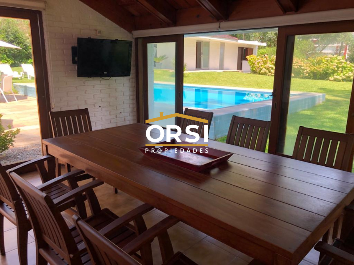 Casa ID.98 - Muy buena propiedad en venta, 5 dormitorios en barrio Cantegril, Punta del Este 