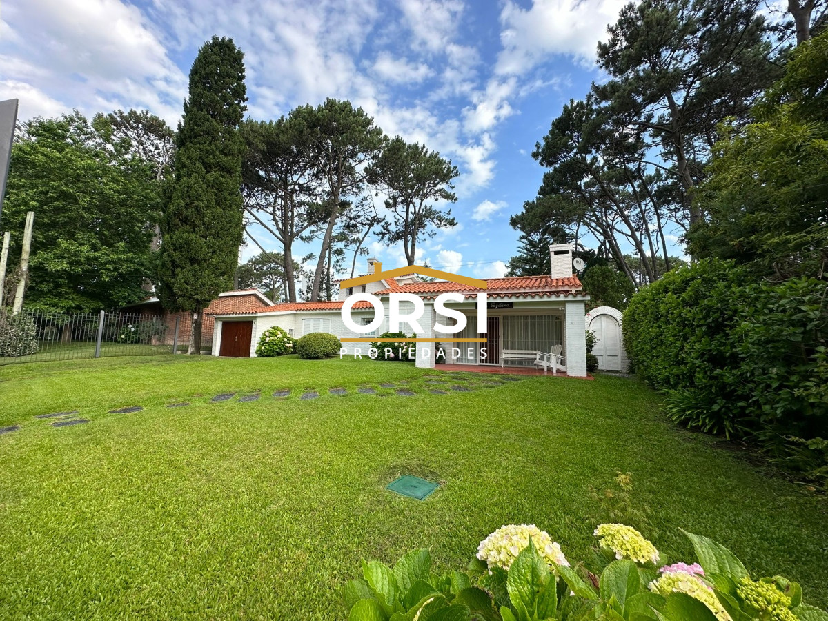 Casa ID.96 - Gran casa estilo tradicional de 4 dormitorios en venta en Playa Mansa