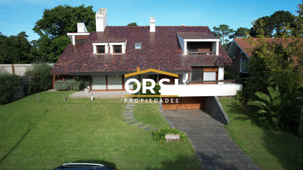 Casa ID.94 - Casa a la venta en playa mansa Punta Del Este, gran tamaño ubicada en zona privilegiada.