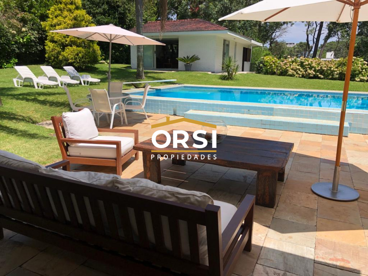 Casa ID.98 - Muy buena propiedad en venta, 5 dormitorios en barrio Cantegril, Punta del Este 