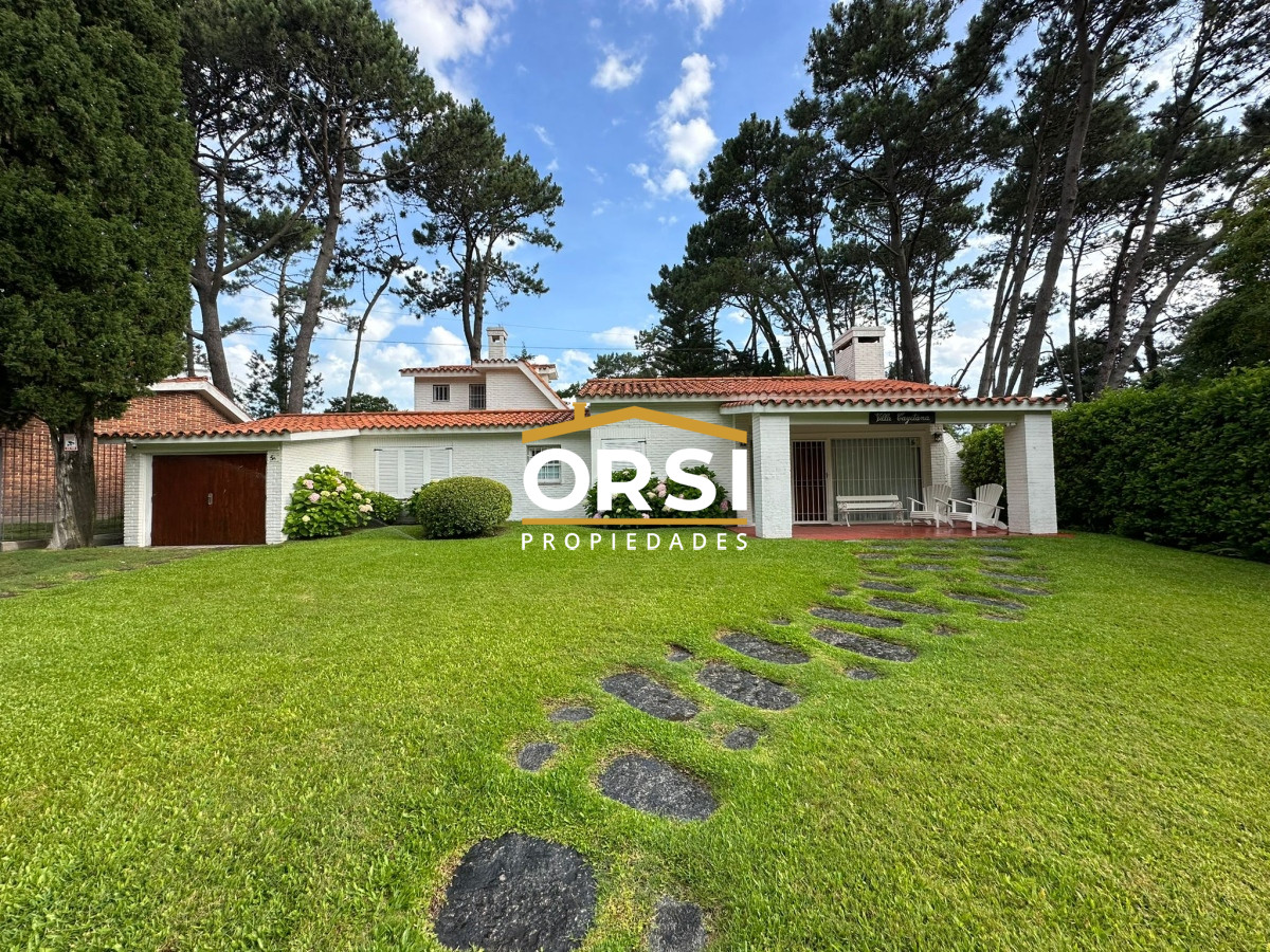 Casa ID.96 - Gran casa estilo tradicional de 4 dormitorios en venta en Playa Mansa