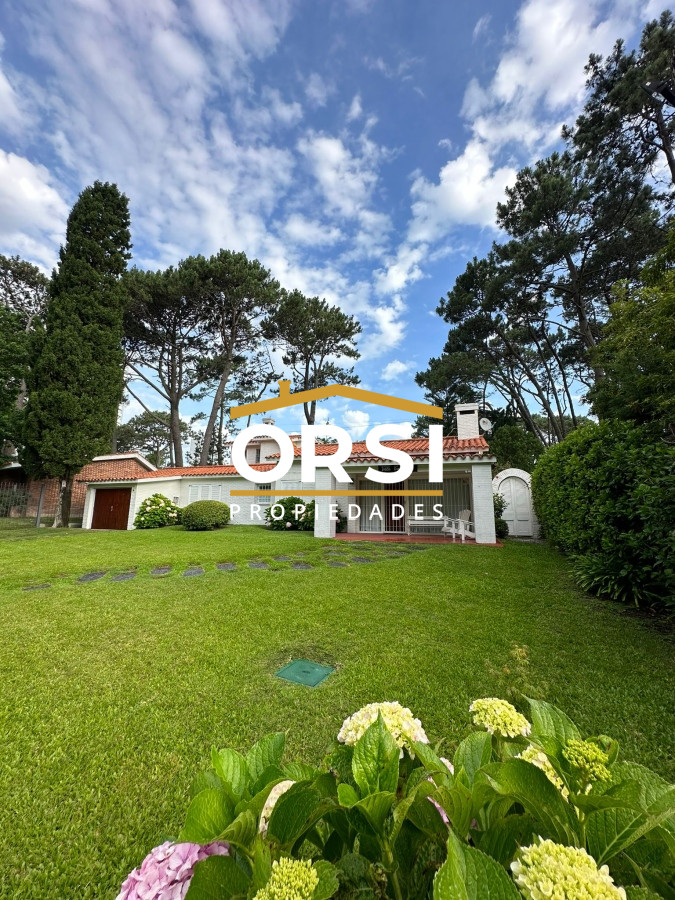Casa ID.96 - Gran casa estilo tradicional de 4 dormitorios en venta en Playa Mansa