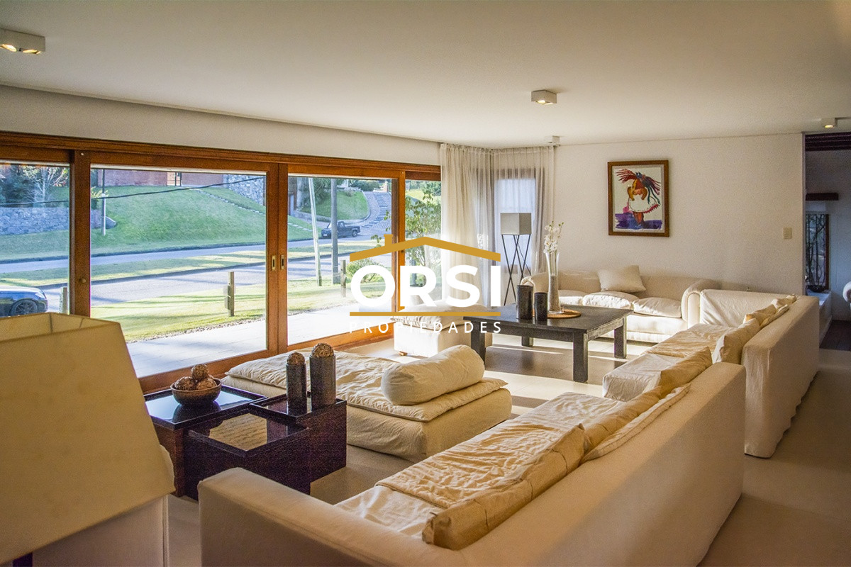 Casa ID.94 - Casa a la venta en playa mansa Punta Del Este, gran tamaño ubicada en zona privilegiada.