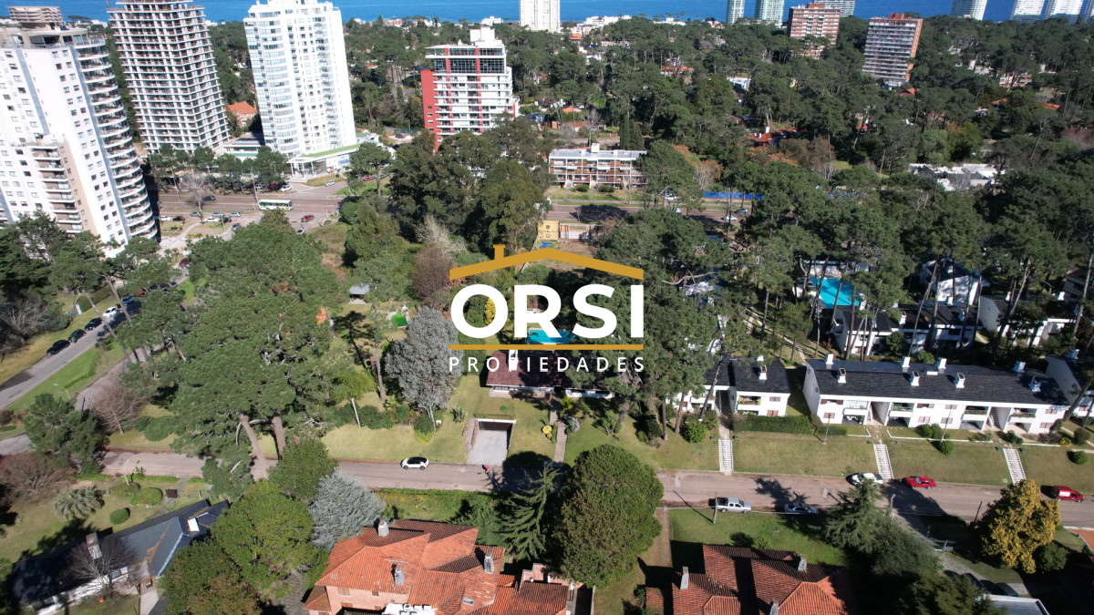 Casa ID.98 - Muy buena propiedad en venta, 5 dormitorios en barrio Cantegril, Punta del Este 