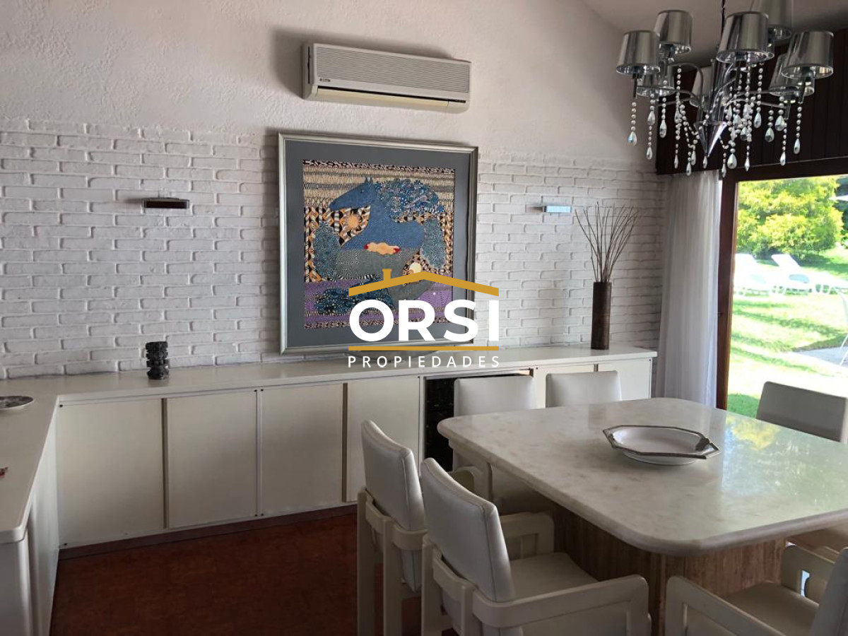 Casa ID.98 - Muy buena propiedad en venta, 5 dormitorios en barrio Cantegril, Punta del Este 