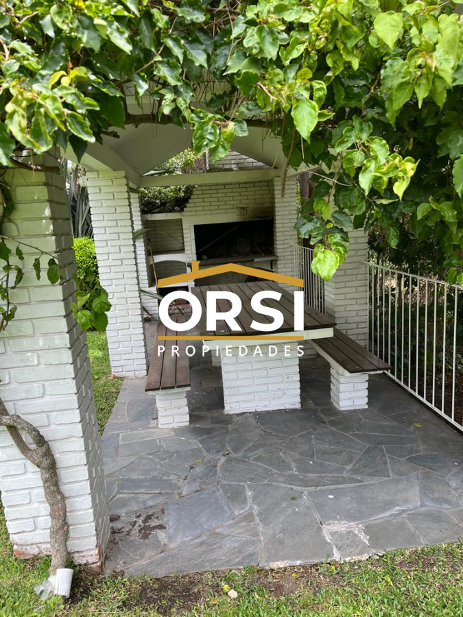 Casa ID.96 - Gran casa estilo tradicional de 4 dormitorios en venta en Playa Mansa