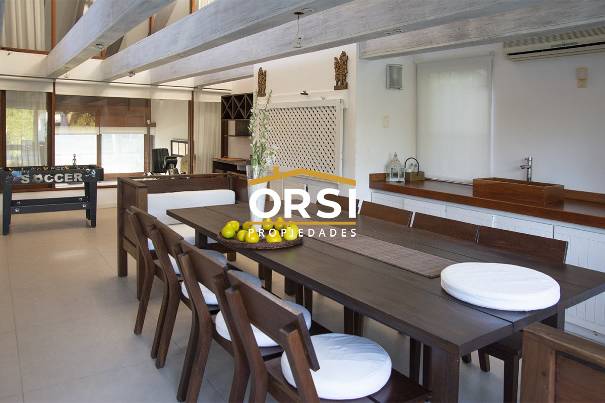 Casa ID.94 - Casa a la venta en playa mansa Punta Del Este, gran tamaño ubicada en zona privilegiada.