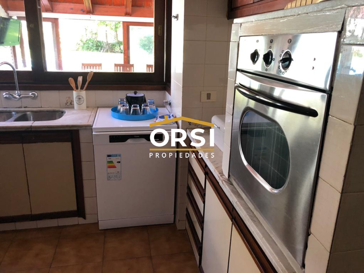 Casa ID.98 - Muy buena propiedad en venta, 5 dormitorios en barrio Cantegril, Punta del Este 
