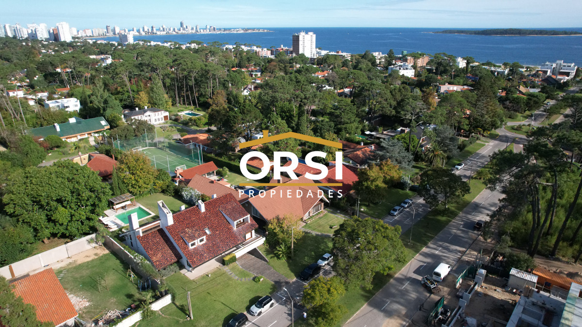 Casa ID.94 - Casa a la venta en playa mansa Punta Del Este, gran tamaño ubicada en zona privilegiada.