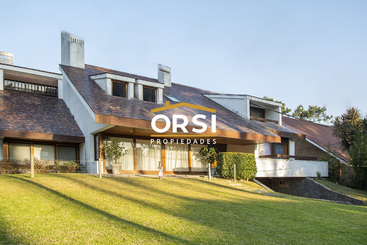 Casa ID.94 - Casa a la venta en playa mansa Punta Del Este, gran tamaño ubicada en zona privilegiada.