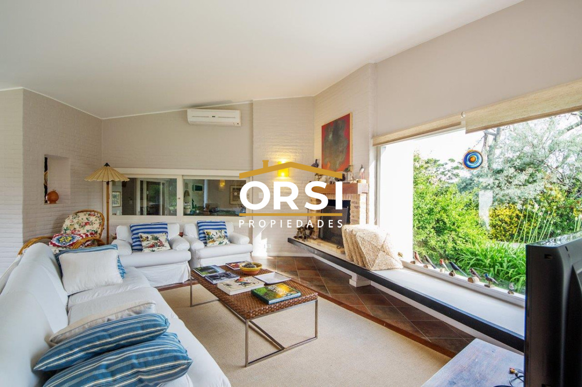 Casa ID.97 - Vende casa en excelente zona, de 5 dormitorios en Brava Punta del Este 