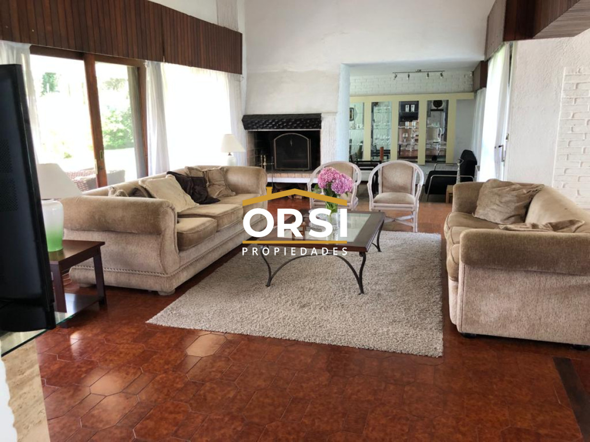 Casa ID.98 - Muy buena propiedad en venta, 5 dormitorios en barrio Cantegril, Punta del Este 