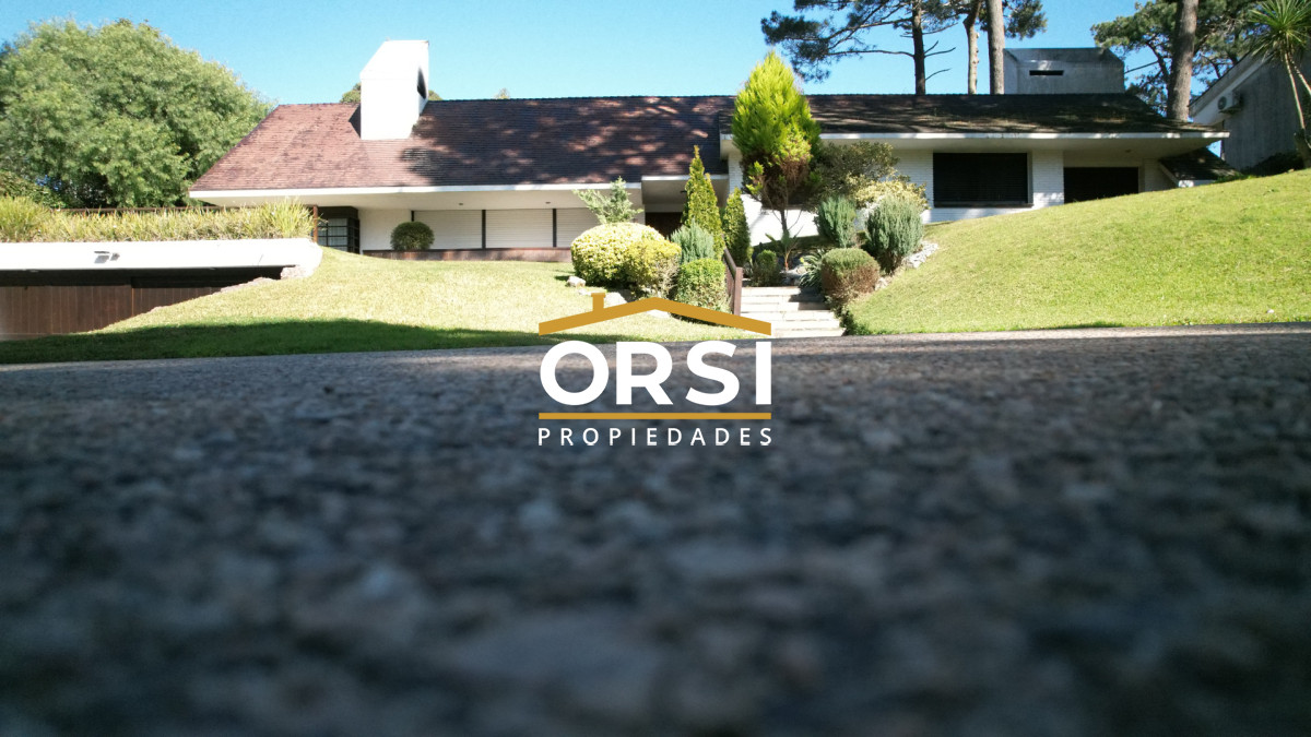 Casa ID.98 - Muy buena propiedad en venta, 5 dormitorios en barrio Cantegril, Punta del Este 