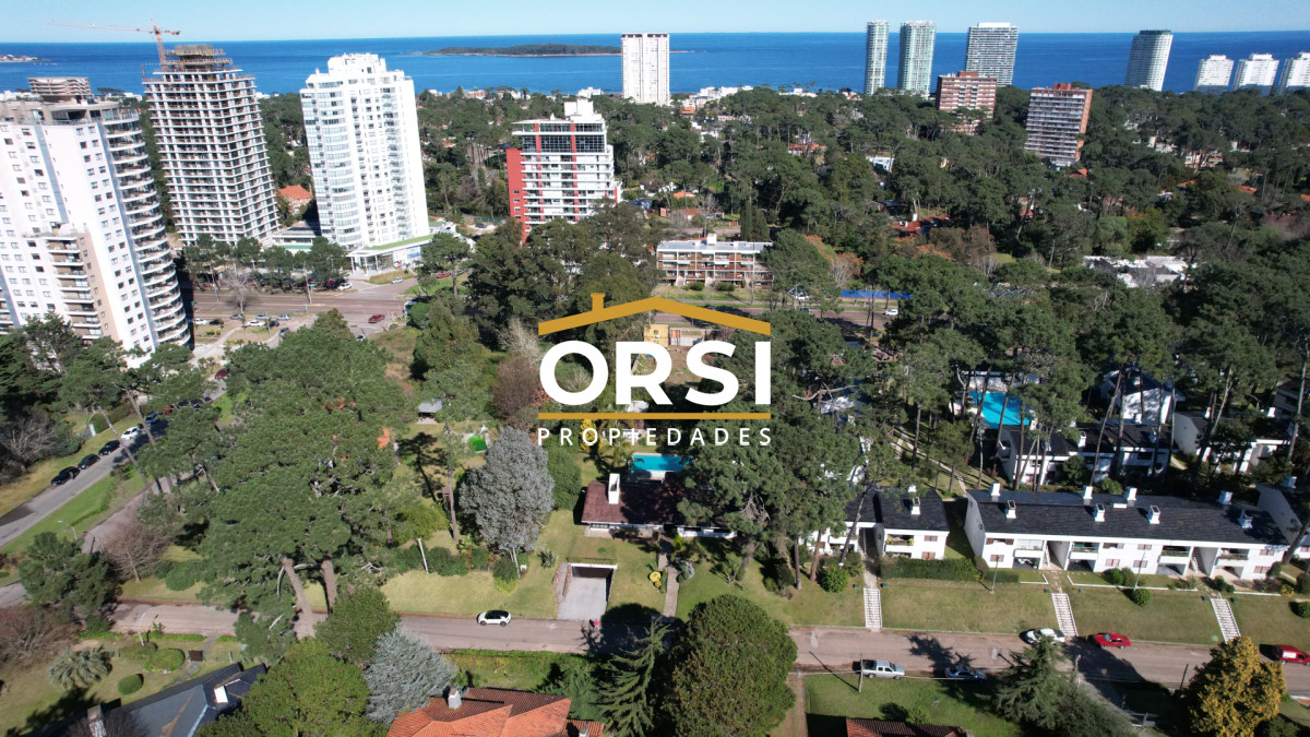 Casa ID.98 - Muy buena propiedad en venta, 5 dormitorios en barrio Cantegril, Punta del Este 