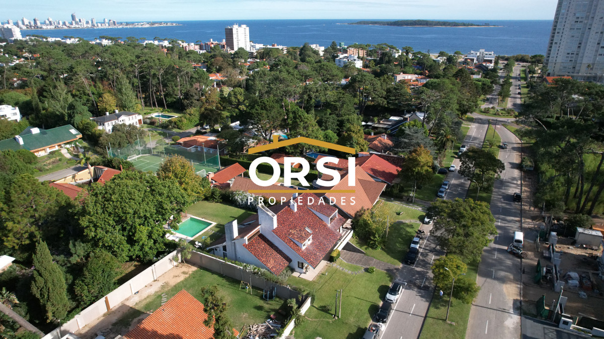 Casa ID.94 - Casa a la venta en playa mansa Punta Del Este, gran tamaño ubicada en zona privilegiada.