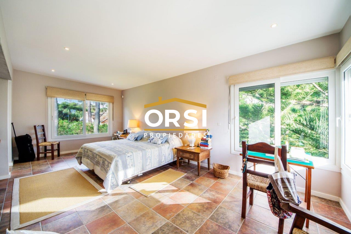 Casa ID.97 - Vende casa en excelente zona, de 5 dormitorios en Brava Punta del Este 