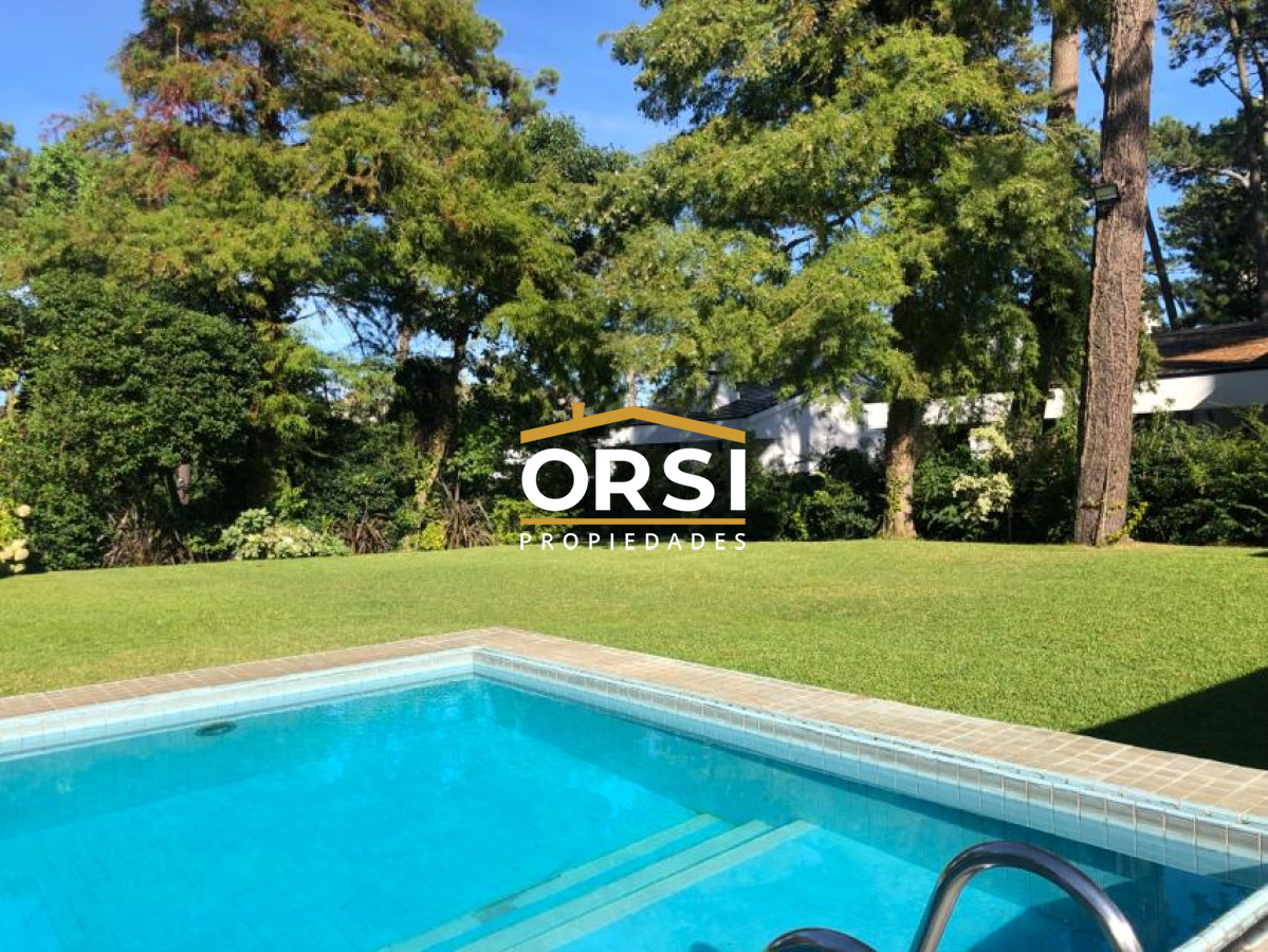 Casa ID.98 - Muy buena propiedad en venta, 5 dormitorios en barrio Cantegril, Punta del Este 