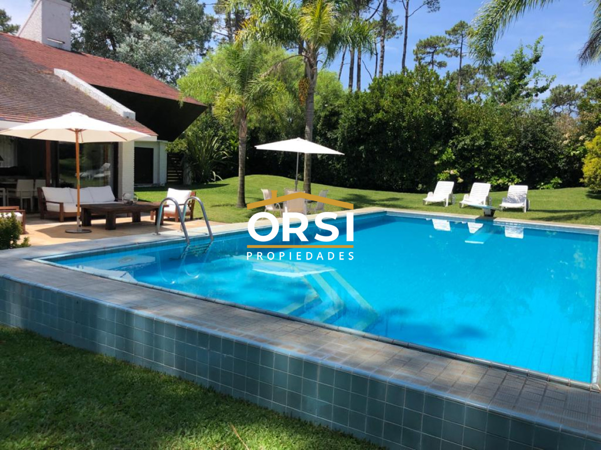 Casa ID.98 - Muy buena propiedad en venta, 5 dormitorios en barrio Cantegril, Punta del Este 