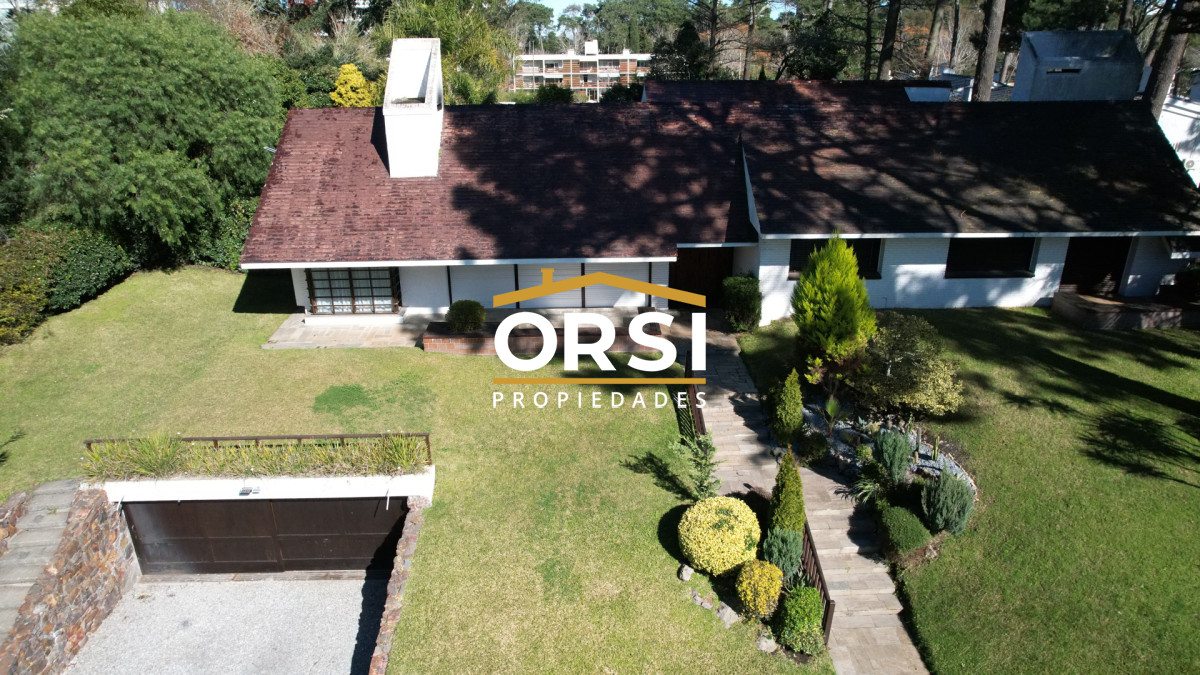 Casa ID.98 - Muy buena propiedad en venta, 5 dormitorios en barrio Cantegril, Punta del Este 